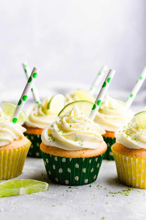 Bake your own gin and tonic cupcakes with this fun recipe from annabanana.co! Soft and light sponge soaked in gin, lime and tonic sugar syrup, topped with smooth and creamy butter icing infused with gin! Perfect treat for the grown ups! | annabanana.co