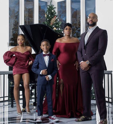 50th Anniversary Photo Shoot With Family, Glam Family Photoshoot, Black Family Photoshoot, Family Photo Colors, Christmas Family Photoshoot, Holiday Photoshoot, Family Photoshoot Outfits, Family Christmas Pictures, Black Family