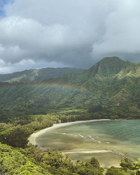 A small  but colorful rainbow seen from a viewpoint on the crouching lion hike in Oahu, Hawaii with the mountains and the ocean in the background Crouching Lion Hike Oahu, North Shore Hawaii Oahu, Oahu Hawaii Beaches, Summer In Hawaii Aesthetic, Hawaii Vision Board, Honolulu Hawaii Aesthetic, Oahu Hawaii Aesthetic, Hiking Hawaii, Hawaii Hike