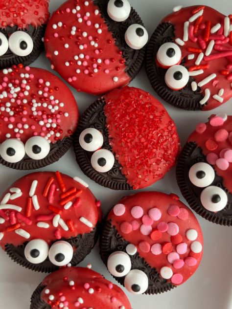 Lovebug Oreo Cookies Oreo Cookies Valentines Day, Oreo Valentine Cookies, Valentine Oreo Cookies, Oreo Cookie Valentine Ideas, Valentine’s Day Dessert Ideas For Kids, Diy Valentine’s Day Crafts For Kids, Oreo Love Bugs, Valentines Diy Treats, Valentine’s Day Cookies For Kids