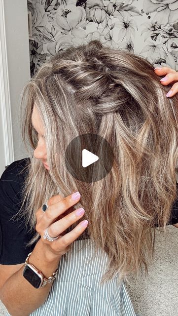 Brooke Roundy Hair Tips Makeup Tips on Instagram: "Easy fall hairstyle 🍂
Follow @blushbasics for more ❤️" New Mom Hairstyles, Church Hair Styles, Family Photo Hairstyles Mom, Horseback Riding Hairstyles, Nashville Hairstyles, Cowgirl Hairstyles, Cowgirl Hair, Fun Hair, Mom Hairstyles