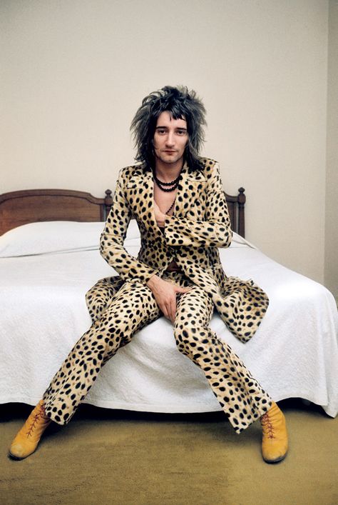 Rod Stewart, 1973. 70s Poses, Rod Stewart 70s, Rachel Hunter, 70s Glam, Celebrity Halloween Costumes, Annie Leibovitz, Hotel Staff, Rod Stewart, Studio 54