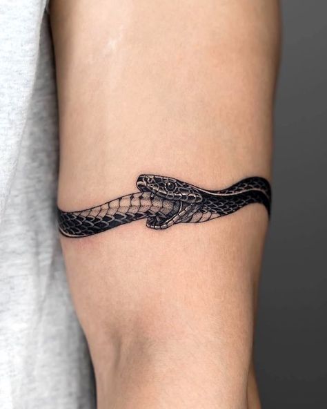 Ouroboros Tattoo, Tato Dengan Makna, 16 Tattoo, Tatuagem Masculina Pequena, Our Mindful Life, Snake Tattoo Design, Tato Lengan, Arm Band Tattoo, Different Tattoos