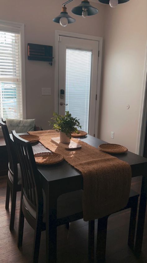 Dinning Room Table Cloth Decor, Dinning Room Ideas Dark Brown Table, Cute Dining Room Ideas Apartment, Black And Tan Dining Room, Dark Brown Table Decor Dining Rooms, Dining Room Decor Dark Wood Table, Table Dinning Room Decor, Dining Room Inspiration Apartment, Dark Dining Table Decor