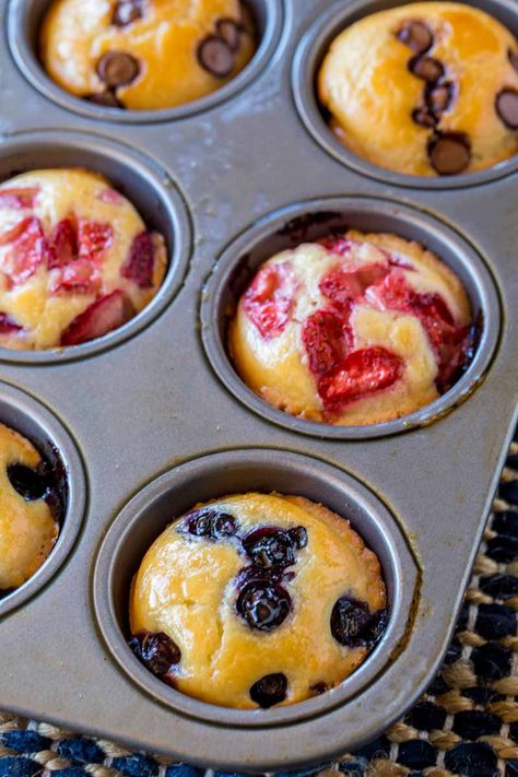 Pancake Muffin Bites are easy to throw together using simple pantry ingredients. Just combine the batter, bake, and enjoy bite-sized portable pancakes. #breakfast #muffins #pancakes #pancakemuffins #pancakebites #dinnerthendessert Tournament Food, Mini Pancake Muffins, Muffin Bites, Easy Pancake, Pancake Bites, Pancakes Breakfast, Pancake Muffins, Simple Pantry, Pantry Ingredients