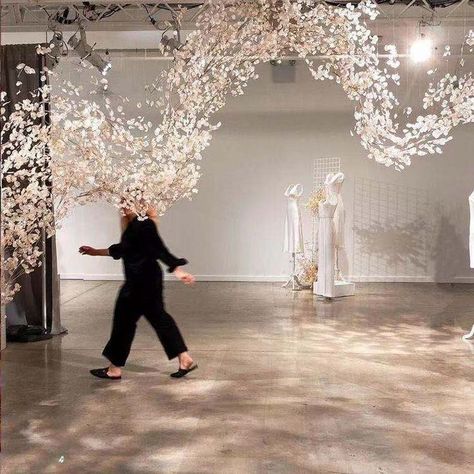 East Olivia, Installation Ideas, Brand Activations, Decoration Evenementielle, Flower Walls, Floral Installations, Large Scale Floral, Flower Installation, Fleur Design