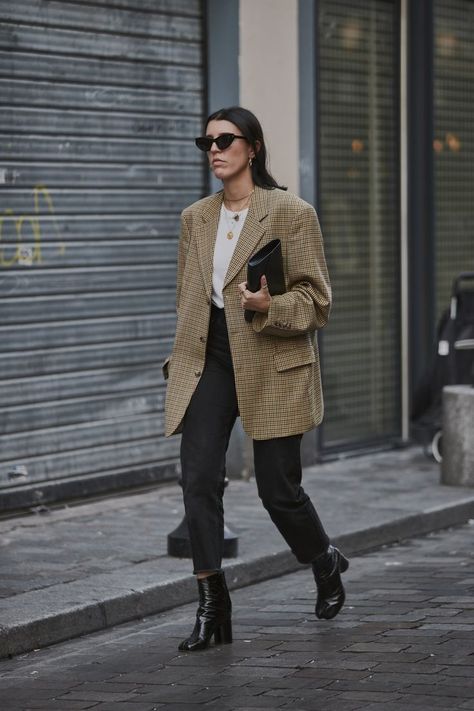 Paris Street Style 2019 - A perfect winter outfit #winteroutfits #streetstyle #womensfashion #womenswear Fesyen Korea, Outfit Mit Blazer, Blazer Street Style, Outfit Blazer, Blazer Outfit, Winter Stil, Stil Inspiration, Street Style Trends, Paris Street Style