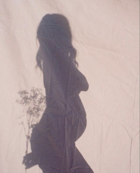 Silhouette Photography Maternity, Pregnant Belly Silhouette, Maternity Shadow Photos, 20 Week Photo Shoot, 2023 Maternity Photos, Hippie Maternity Shoot, Maternity Photography Aesthetic, Pregnancy Silhouette Pictures, Mirror Maternity Pictures