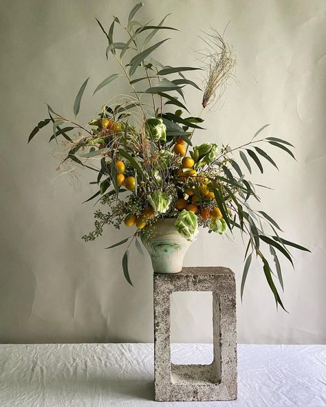 Hotel Flower Arrangements, Green Tulips, Grey Paper, Ikebana Arrangements, Cool Winter, Modern Flower Arrangements, Winter Light, Flower Therapy, For Good Luck