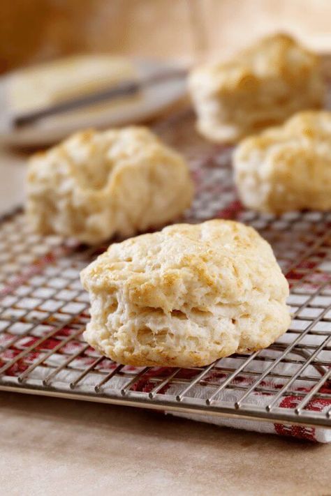 This recipe from Dorie Greenspan is honestly the best recipe for buttermilk biscuits! They turn out so light, tall and fluffy with layers of flaky goodness Dinner Biscuit, Almond Flour Biscuits, Beautiful Baking, Fluffy Biscuits, Biscuit Recipes, How To Make Biscuits, Drop Biscuits, Biscuits Easy, Homemade Biscuits