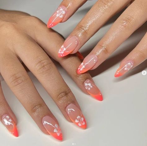 Hibiscus Nail Art Island Inspired Nails, Hibiscus Nail Design, Ljetni Nokti, Nails For Summer Vacation, Summer Nails Hibiscus, Island Nails Tropical, Island Vacation Nails, Nails Hibiscus, Hibiscus Nail Art