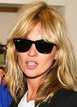 #KateMoss wearing #classic #RayBan Wayfarer #sunglasses ... Ray Ban Wayfarer Outfit, Raybans On Woman, Wayfarer Aesthetic, Rayban Wayfarer Women Outfit, Wayfarer Sunglasses Outfit, Rey Ban Sunglasses, Ray Ban Wayfarer Women, Rayban Sunglasses For Women, Rayban Wayfarer Sunglasses