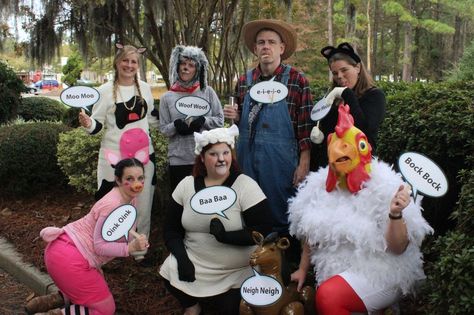 Od MacDonald's Farm group costume Farm Halloween Costume Family, Farm Animal Costumes Women, Diy Farm Animal Costumes, Farm Animal Halloween Costumes, Farm Animals Halloween Costumes, Animal Costumes For Boys, Chicken Costume Kids, Farmer Halloween Costume, Farm Costumes