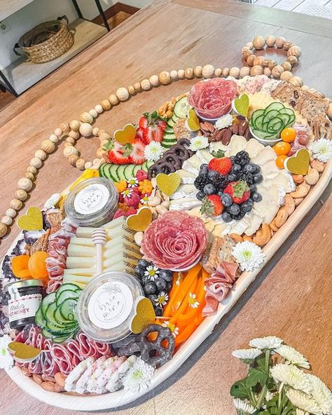 Oval Charcuterie Board, Cheese Board Ideas, Party Bites, Charcuterie Platter, Charcuterie Inspiration, Charcuterie Board Ideas, Charcuterie Cheese, Charcuterie Recipes, Appetizer Bites