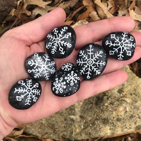 Winter Rocks, Ice Painting, Christmas Rocks, Shell Ideas, Painted Pebbles, Seashell Painting, Painting Snow, Christmas Rock, Snow Flakes