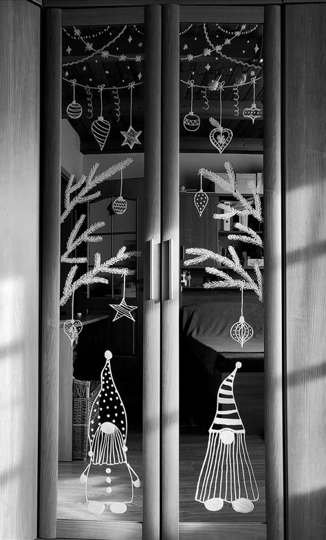 Chalkpen Christmas Window, Posca Pens Art Window Christmas, Crtanje Po Prozorima, Christmas Mirror Drawings, Window Decor Ideas Christmas, Christmas Mirror Art, Window Art Christmas Ideas, Christmas Windows Drawings, Chalk Paint Window Christmas