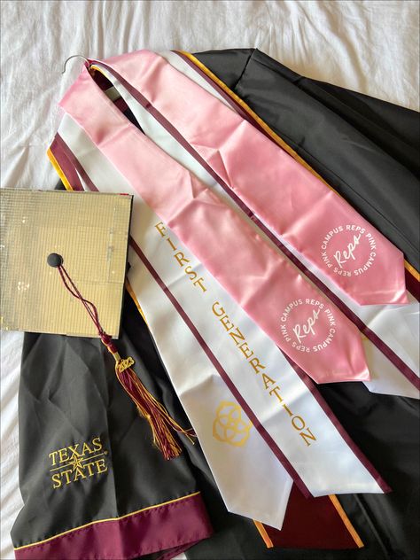 College Stole Graduation Ideas, First Generation Graduation Stole, Diy Stole Graduation, Texas State University Aesthetic, Selempang Wisuda Aesthetic, Graduation Stole Ideas High Schools, Graduation Vibes, Degree Cap, Graduation Cords