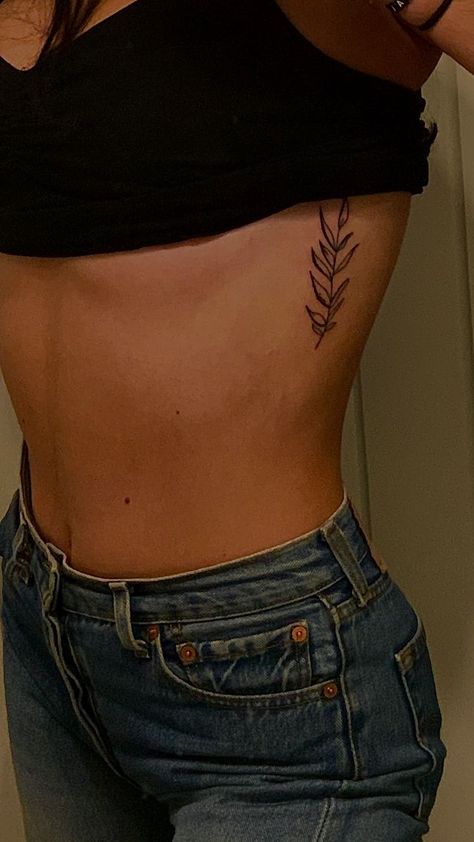 Tattoo Female Ribs, Small Rib Tattoo Placements, Leaf Tattoo On Ribs, Leaves On Ribs Tattoo, Under Ribs Tattoo, Rib Age Tattoo, Vine Tattoos Ribcage, Vine Tattoos Ribs, Side Of Ribs Tattoo Women