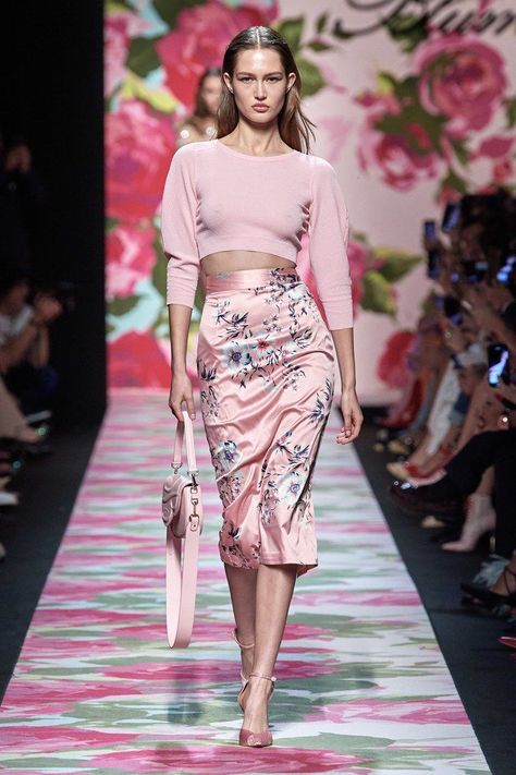 Blumarine Spring 2020 Ready-to-Wear collection, runway looks, beauty, models, and reviews. #springfashion 1999 Fashion, Walking Style, Dorothy Dandridge, Mode Rose, 2020 Fashion Trends, Looks Party, Party Kleidung, Woman's Fashion, Stil Inspiration