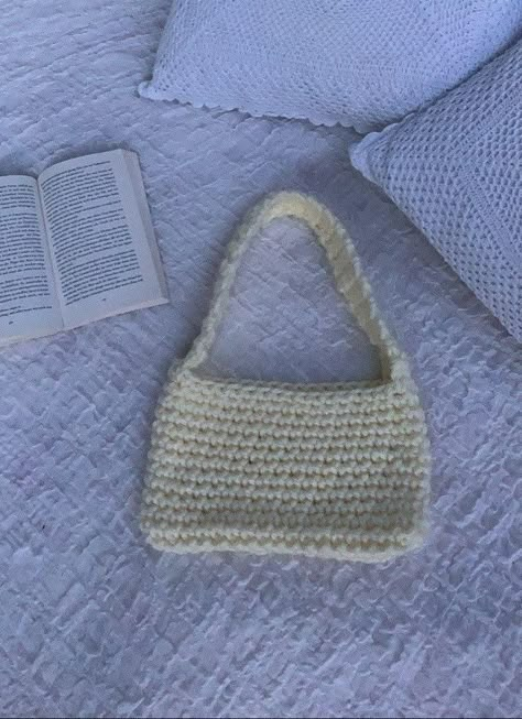 Crochet Bag Ideas Handbags, Crochet Baguette Bag, Crochet Bag Aesthetic, Crochet A Bag, Easy Crochet Bag, Baguette Bags, Crochet Shoulder Bags, Crochet Fairy, Crochet Handbag