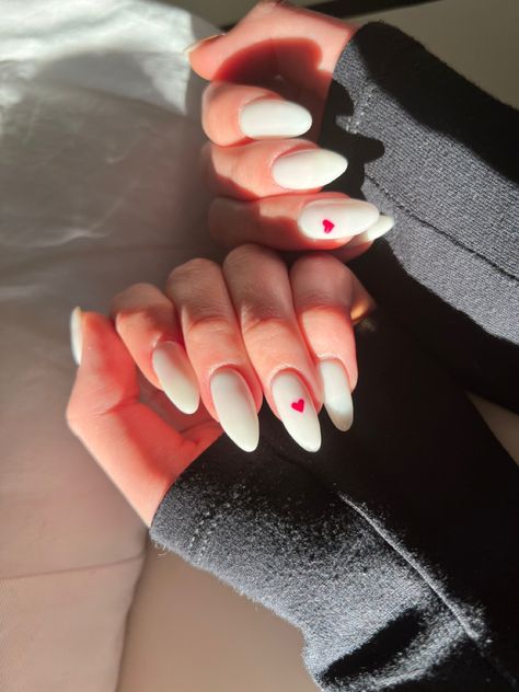 Heart Themed Nails, Heart On One Nail, White Nails With Heart On Ring Finger, White Nail With Heart, Milky White Nails With Heart, Beyaz Nail Art, Nails With Little Heart, White Nails With Red Heart, White Nails With Hearts