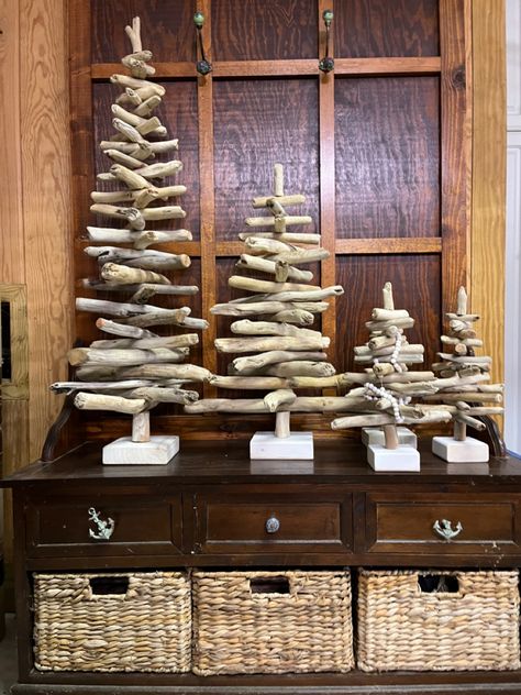 Driftwood christmas trees Christmas Driftwood Ideas, Driftwood Christmas Tree Diy, Christmas Driftwood, Driftwood Christmas, Driftwood Christmas Tree, Beach Craft, Coastal Crafts, Wood Trees, Driftwood Diy