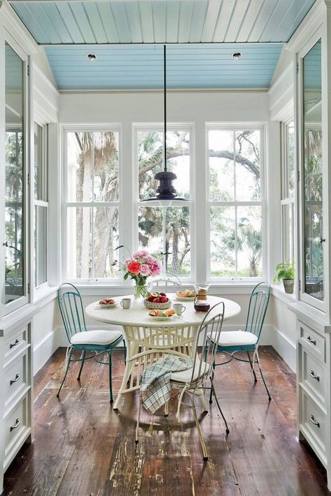 RX_1809_Breakfast Nook Ideas_Tie in Traditions Cottage Breakfast, Ideas Terraza, Built In China Cabinet, Small Sunroom, Breakfast Nook Ideas, Bedroom Shades, Blue Ceilings, Interior Shutters, Nook Ideas