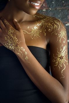 Gold Tattoo Ink on Pinterest | Silver Ink Tattoos, Gold Ink Tattoos a… Gold Henna, Henne Tattoo, Metallic Tattoo, Tato Henna, Gold Tattoo, White Henna, Henna Tattoos, Henna Patterns, Desi Wedding