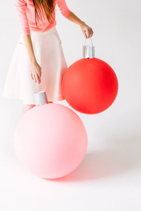 DIY Giant Ornament Balloons | Studio DIY Holiday Photo Booth Props, Holiday Photo Booth, Diy Lego, Purl Bee, Studio Diy, Navidad Diy, Noel Christmas, Holiday Inspiration, Photo Booth Props