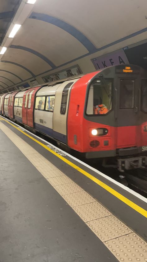 #tube #underground #train #travel #london #aesthetic #city London Underground Aesthetic, Underground Subway, London Underground Train, Underground Train, Tube Train, London Vibes, Travel London, London Tube, Underground Tunnels