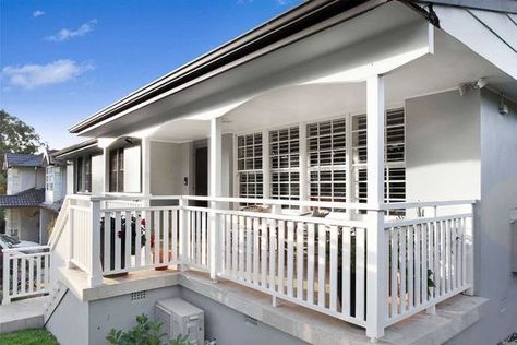 White House With Balcony, Front Porch Balustrade, White Balustrade Exterior, White Timber Balustrade, Aluminium Balcony Railing, Hampton Balcony, Timber Balustrade Outdoor, Balcony Balustrade Ideas, White Balcony Railing