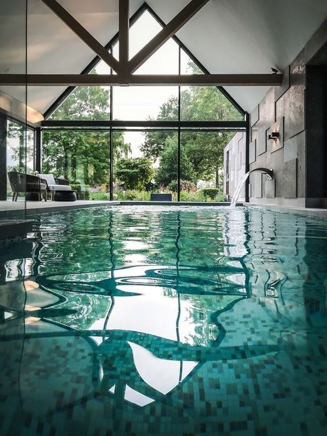 Do you know what’s cool about an indoor swimming poolYou can use it at any time and in all weathersLet's find out a bit more about such pools. Barn Pool, Indoor Pool House, Modern Pool House, Indoor Swimming Pool Design, Inside Pool, Indoor Pool Design, Piscina Interior, House Pool, Design Houses