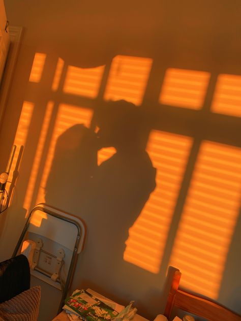 Love Silhouette Photography, Yellow Relationship Aesthetic, Love Orange Aesthetic, Golden Hour Couple Aesthetic, Orange Couple Aesthetic, Couple Orange Aesthetic, Cute Couple Shadow Aesthetic, Teenage Relationship Aesthetic, Warm Love Aesthetic