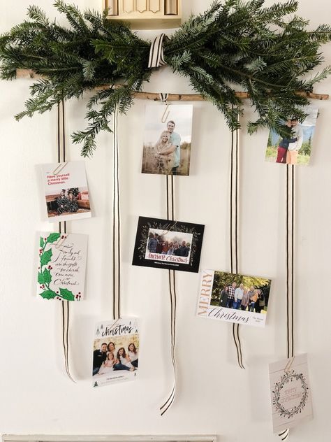 Christmas Card Decor Display Ideas, Diy Christmas Card Hanger, Diy Christmas Hanging Decor, Diy Picture Display For Party, Christmas Card Hanging Ideas Display, Christmas Card Holders Ideas Diy, Christmas Card Garland Display, Unique Ways To Display Christmas Cards, Displaying Greeting Cards