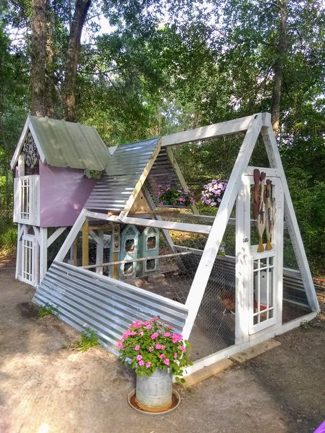 Chicken Coop Unique, Unique Chicken Coop Designs, Playground Chicken Coop, Triangle Chicken Run, Play Set Chicken Coop, Hexagon Chicken Coop, Playset Chicken Coop, Chicken Run Set Up, Chicken Coop Playground Ideas