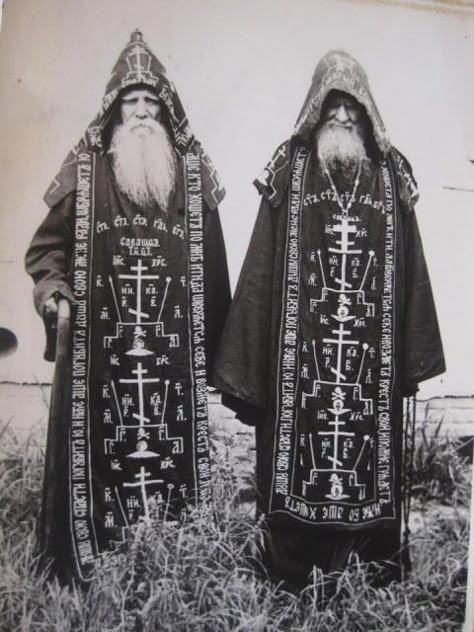 Please Enjoy This Brand New Set of 25 Completely Random But Cool Pictures From History. - Imgur Kartu Tarot, Orthodox Priest, Arte Occulta, Russian Orthodox, Eastern Orthodox, Occult Art, Samana, Arte Obscura, Foto Vintage