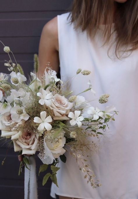 Small Bridal Bouquets, Bouquet Champetre, Traditional Flower, Bridal Bouquet Flowers, Unique Bouquet, Spring Wedding Flowers, Artificial Rose, Wedding Flower Inspiration, Wildflower Bouquet