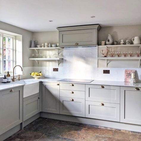 We are loving this modern rustic shaker kitchen from @dustanddaydreaming. Pair these Chilcomb Pebble grey kitchen cabinets with stone kitchen flooring ideas and white kitchen worktops for a fresh take on a traditional kitchen. Are cottage style kitchens top of your list? Chilcomb Pebble, Pebble Kitchen, White Kitchen Worktop, White Kitchen Units, Front Extension, Modern Shaker Kitchen, Shaker Style Kitchen Cabinets, Howdens Kitchens, Taupe Kitchen