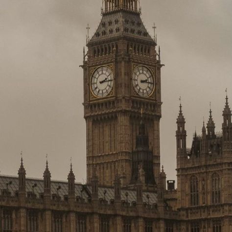 Brown Aesthetic Dark Academia, Detective Vibes Aesthetic, British Vintage Aesthetic, London Brown Aesthetic, British Detective Aesthetic, London Detective Aesthetic, Vintage Sherlock Holmes, Old Mystery Aesthetic, Old Britain Aesthetic