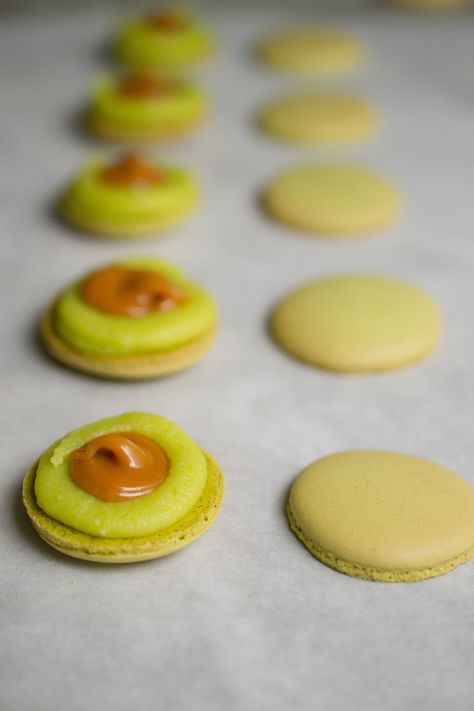 Caramel Apple Macarons, Apple Macarons, Fall Macarons, Making Macarons, French Macaroon Recipes, Fruit Plus, Macaron Filling, Chocolate Ganache Filling, Caramel Bits