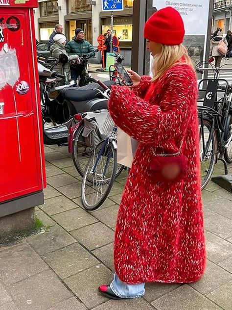 Long flat knitted jacket Winter Style 2024, Red Winter Outfits, Chunky Cardigan Outfit, Red Coat Outfit, Scarf Outfit Winter, Knit Long Cardigan, Cold Fashion, Knitted Jacket, Mama Style