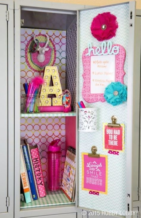 Fun and creative locker ideas for the coolest kid in the hall. School locker organization DIY on Frugal Coupon Living for Middle and High Schoolers. Diy Locker Decor, Cute Locker Decorations, Cute Locker Ideas, Locker Decorations Diy, School Locker Organization, Middle School Lockers, Schul Survival Kits, School Locker Decorations, Escuela Diy