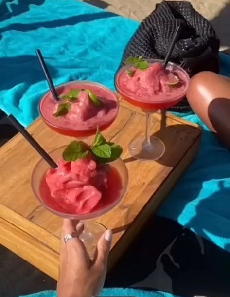 Hoț Girl Summer, Hoț Girl Summer Aesthetic, Summer Time Aesthetic, Summer Beach Cocktails, Summer Girl Aesthetic, Coconut Girl Summer, Beach Girl Aesthetic, Coconut Girl Aesthetic, Coconut Dream