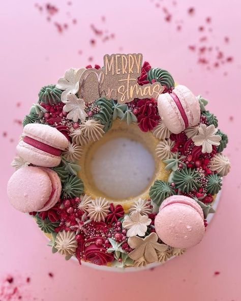 Katelyn | Cake Art, Design & Decoration on Instagram: "SECURE YOUR SPOT! 🚨 Learn how to create this gorgeous mini Christmas wreath cake with @georgiaandellaxx at @choice_cakes on the 6th of December! Learn how to assemble and pipe this gorgeous buttercream Christmas wreath🤗🙌🏻🎄 ➡️ for a video that shows off the sparkle on this beauty! Take home your very own gorgeous mini Christmas wreath topped with festive decorations and the @cas_cakery signature wreath template 🙌🏻 along with all the pi Wreath Cakes Christmas, Buttercream Wreath Cake, Iced Christmas Cake, Mini Xmas Cakes, Wreath Cake Christmas, December Cake Ideas, Mini Cakes Christmas, Xmas Theme Ideas, Mini Cake Christmas