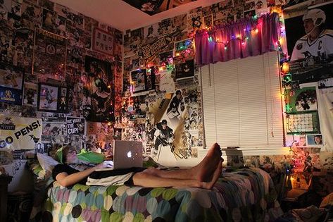 THE SACRED INSANITY OF A TEENAGE BEDROOM! Grunge Room Ideas, Grunge Bedroom, Tumblr Bedroom, Hanging Christmas Lights, Tumblr Rooms, Old Room, Grunge Room, Room Goals, Indie Room