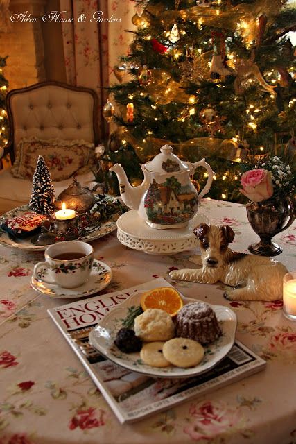 Paper Napkin Folding Ideas, Welcome Back Elf, Christmas Afternoon Tea, English Afternoon Tea, English Christmas, Christmas Dreaming, House Gardens, Classy Christmas, English Tea