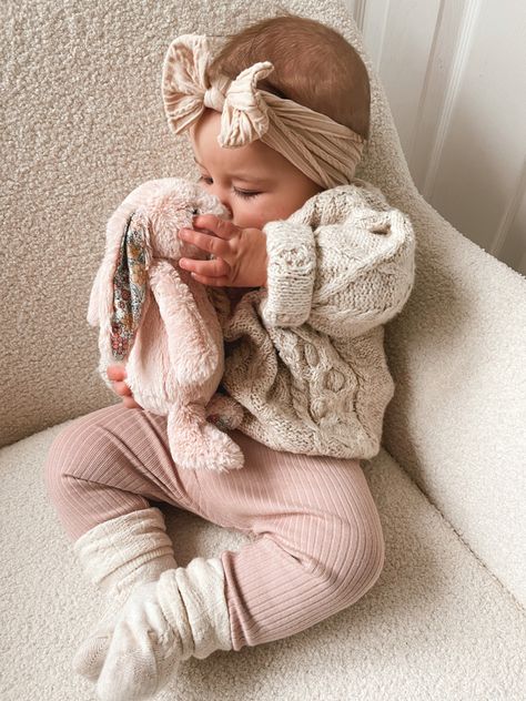 4 Month Old Winter Outfits, 2 Month Old Outfits, Baby Girl Sweater Outfits, Trendy Baby Girl Outfits, Baby Girl Outfit Inspiration, Newborn Spring Outfits, Newborn Girl Winter Outfits, Winter Newborn Outfits, Baby Style Girl