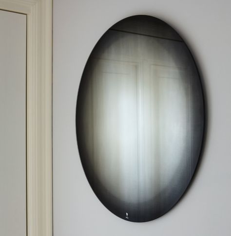 Fading mirror in black. 'fading mirror' consists of a printed gradient placed between the glass and the silver reflective layer. the black and white fades   create a frame for the reflected images. Reflection Mirror, Living Room Art Prints, Yangzhou, Unique Mirrors, Contemporary Mirror, Sculptural Object, Art Deco Posters, Soft Focus, Round Mirror