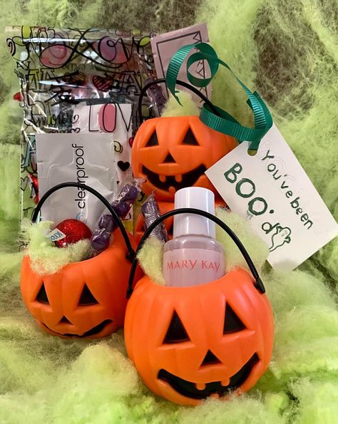 Halloween Mary Kay Ideas, Mary Kay Ideas, Fish Bowl Ideas, Beauty Box Gift, Mary Kay Sale, Artist Corner, Mary Kay Christmas, Mary Kay Inspiration, Mary Kay Holiday