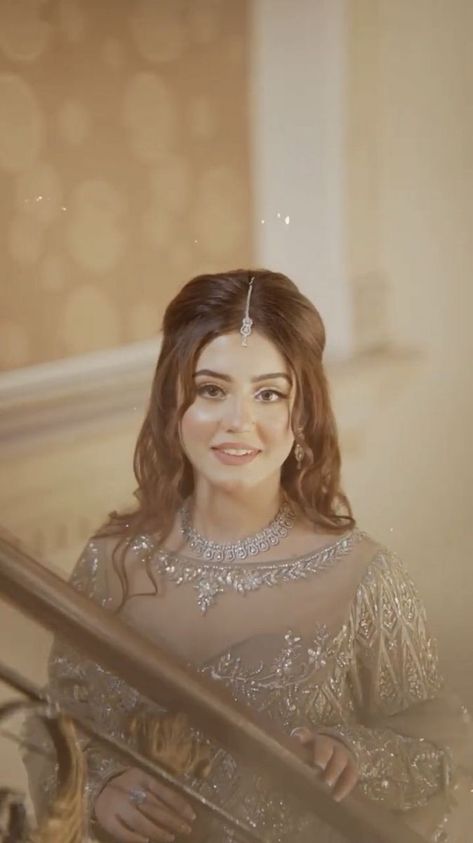 Pakistani Dress Latest Design, Engagement Bride Hairstyle Pakistani, Waleema Hairstyles Pakistani, Nikkah Makeup Looks Pakistani, Engagement Makeup Look Pakistani, Valima Hairstyles Pakistani, Pakistani Engagement Brides, Partywear Hairstyles, Nikah Bride Pakistani Bridal